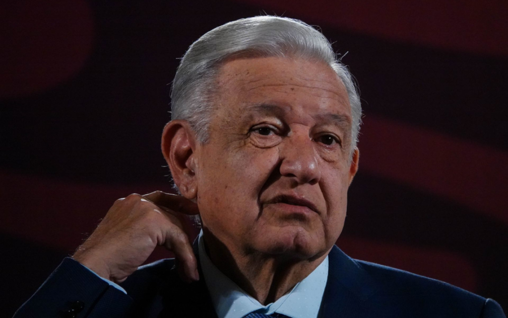 El presidente Andrés Manuel López Obrador celebró la resolución del Tribunal Electoral Poder Judicial de la Federación (TEPJF) que valida la elección presidencial en la que Claudia Sheinbaum resultó ganadora, y dijo que, al desechar las impugnaciones de la oposición, se reconoce que fue una elección legal y legítima.“Ya resolvieron sobre la legalidad de la elección presidencial, es algo muy importante. Es una elección legal, legítima y todas las impugnaciones que se presentaron fueron desechadas por distintos motivos”, dijo el presidente en su conferencia mañanera de este martes.Pese a las múltiples violaciones que el propio TEPJF reconoció que cometió el presidente Andrés Manuel López Obrador durante el proceso electoral, el mandatario dijo que para el país las elecciones fueron ejemplo de una transición democrática.“Es un ejemplo cómo se puede llevar a cabo una transición pacífica, democrática, con apego a la Constitución, a las leyes y con la resolución de órganos electorales nacionales”, señaló.Así mismo, el presidente comentó que “no hay ninguna organización ni oficial ni oficiosa del extranjero hablando de fraude o de irregularidades”. ➡️ Únete al canal de El Sol de México en WhatsApp para no perderte la información más importanteDe igual manera, expresó que no se debe olvidar que “el pueblo ayudó muchísimo porque la diferencia fue como nunca, 36 millones de votos en favor de Claudia Sheinbaum, presidenta electa”, dijo el presidente.
 El Sol de México | Noticias, Deportes, Gossip, Columnas - frontpage